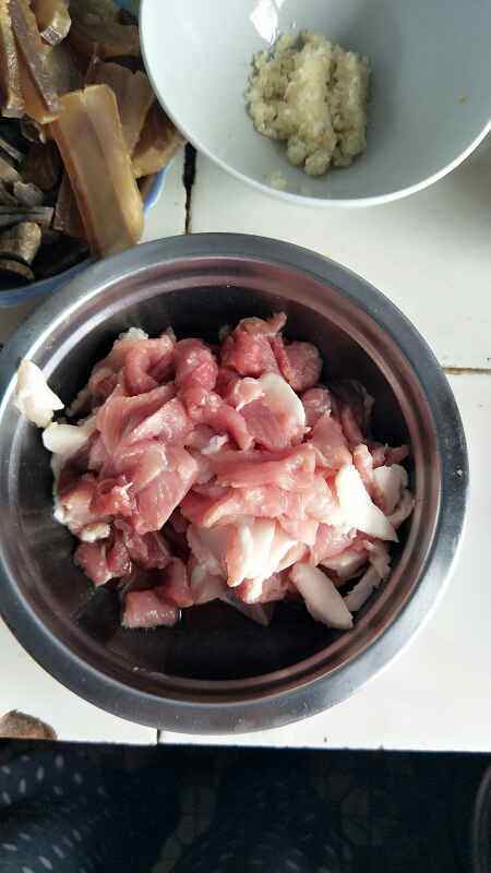 莴笋炒肉步骤2