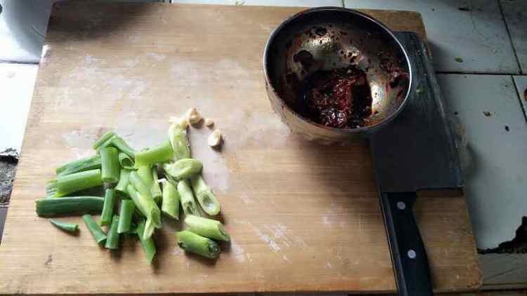 莴笋炒肉步骤5