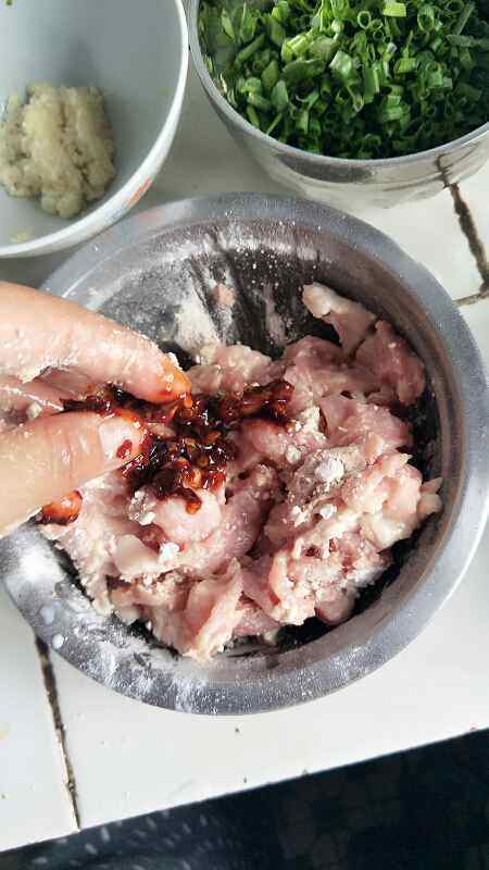 莴笋炒肉步骤4
