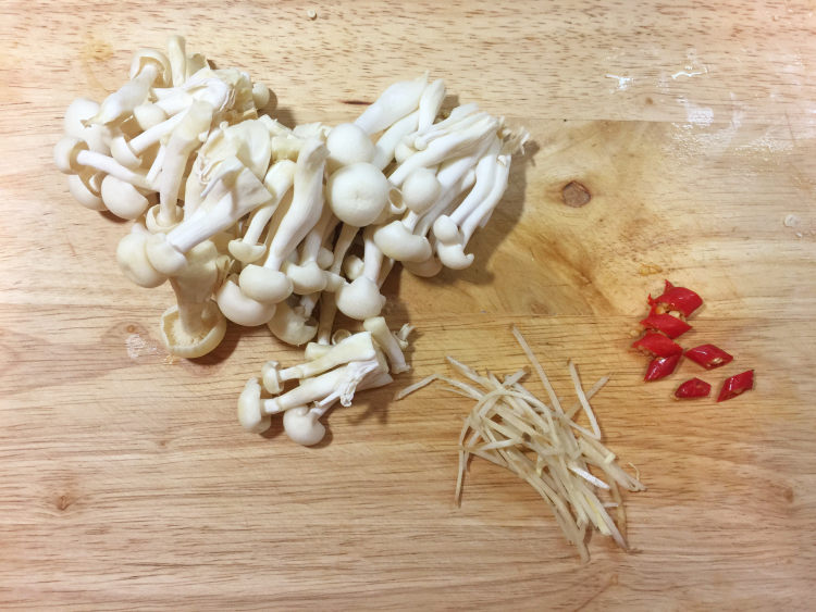 咸猪肉炒鲜蔬步骤3