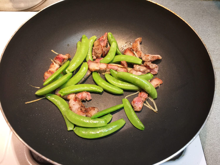 咸猪肉炒鲜蔬步骤7