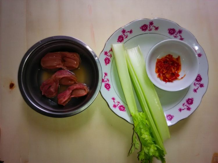 仔姜西芹鸭胗步骤1