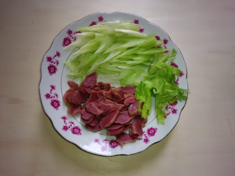 仔姜西芹鸭胗步骤2