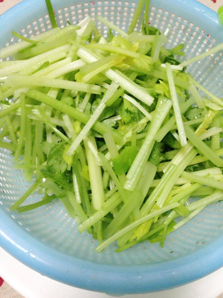 芹菜炒腊肉步骤2