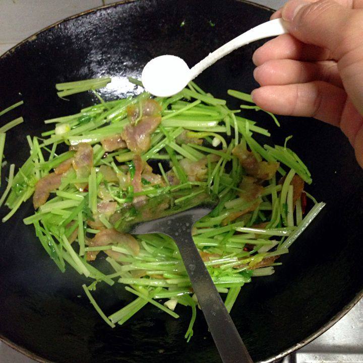 芹菜炒腊肉步骤8