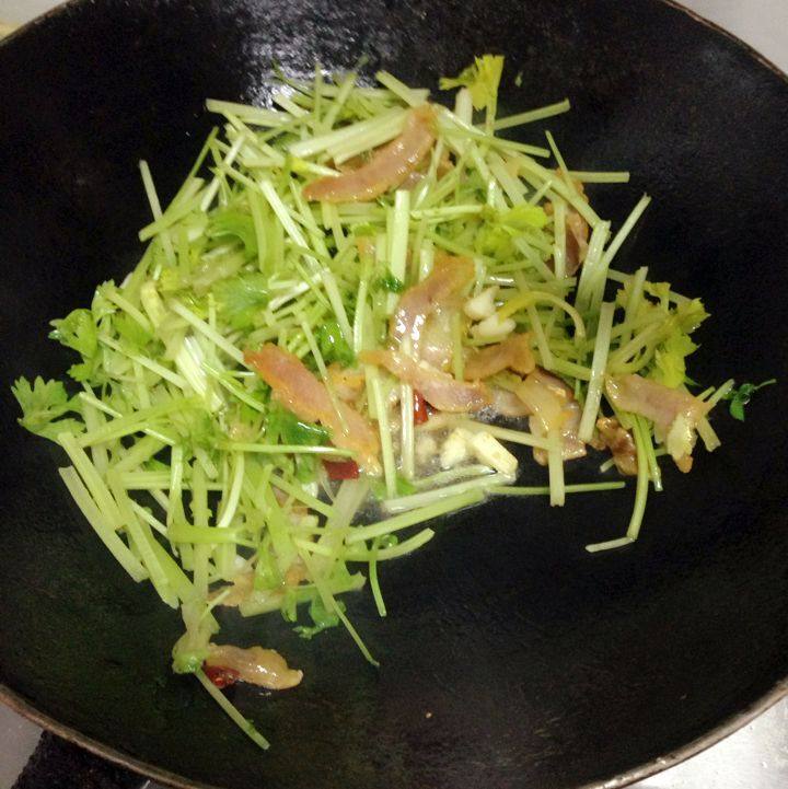 芹菜炒腊肉步骤7