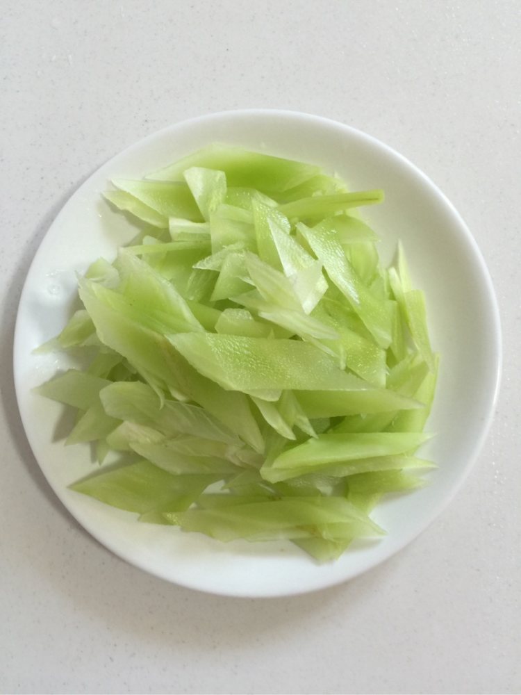 莴笋炒火腿肠步骤3