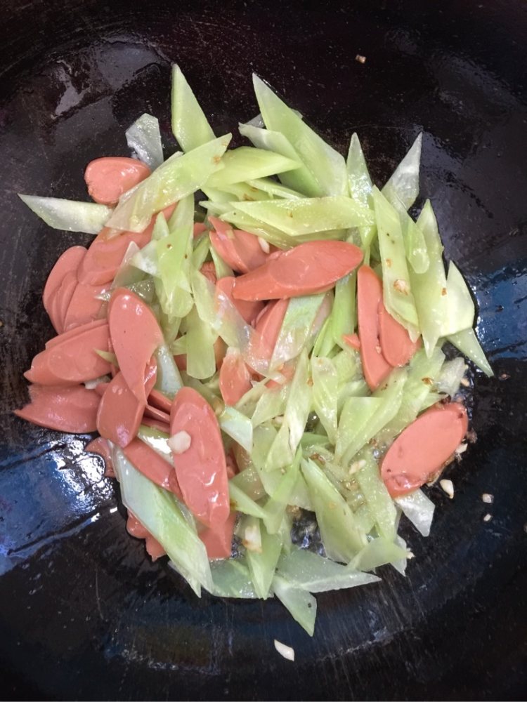 莴笋炒火腿肠步骤6