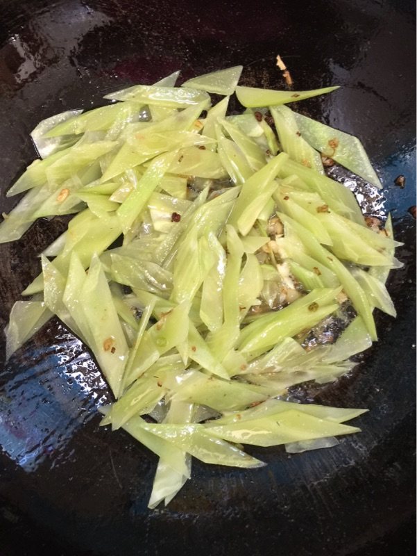 莴笋炒火腿肠步骤5