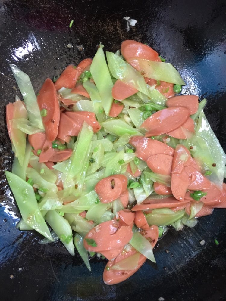 莴笋炒火腿肠步骤7
