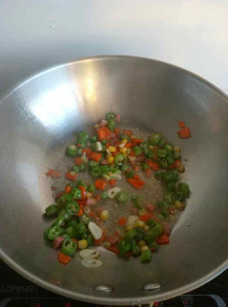 咸蛋白炒杭椒步骤5