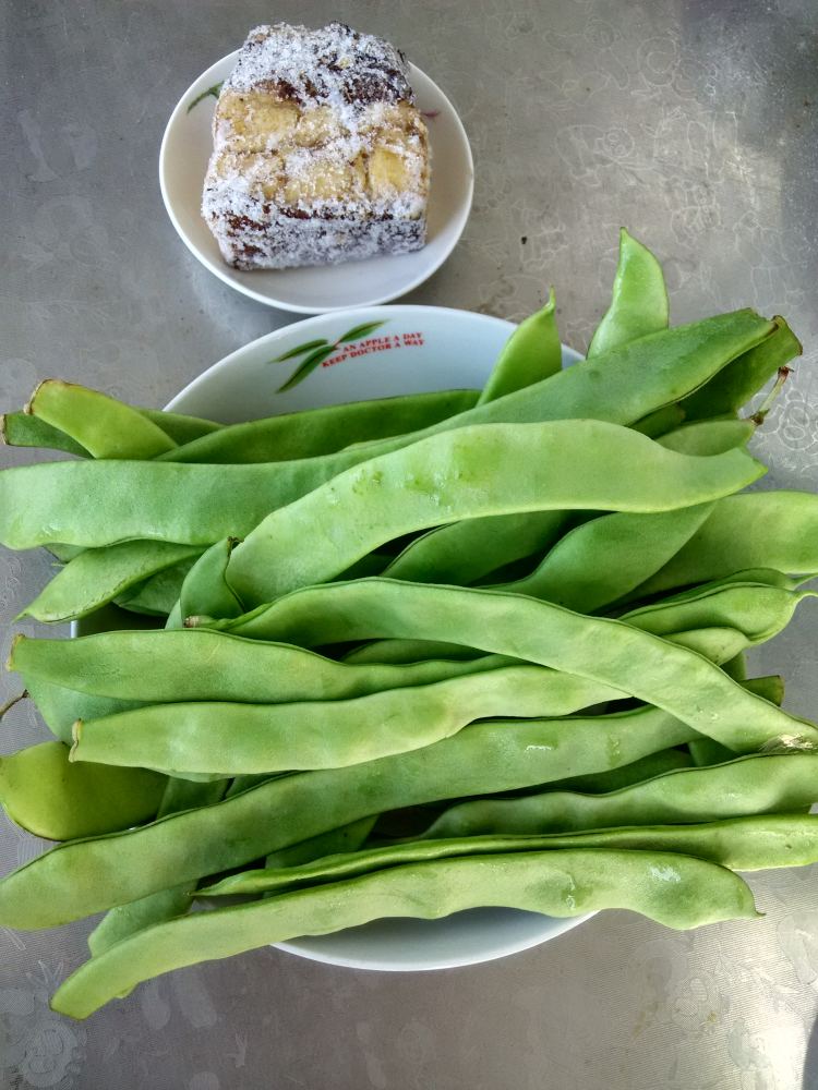 回锅肉炒绿龙豆角步骤1