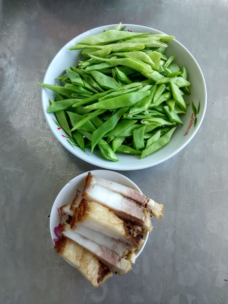 回锅肉炒绿龙豆角步骤2