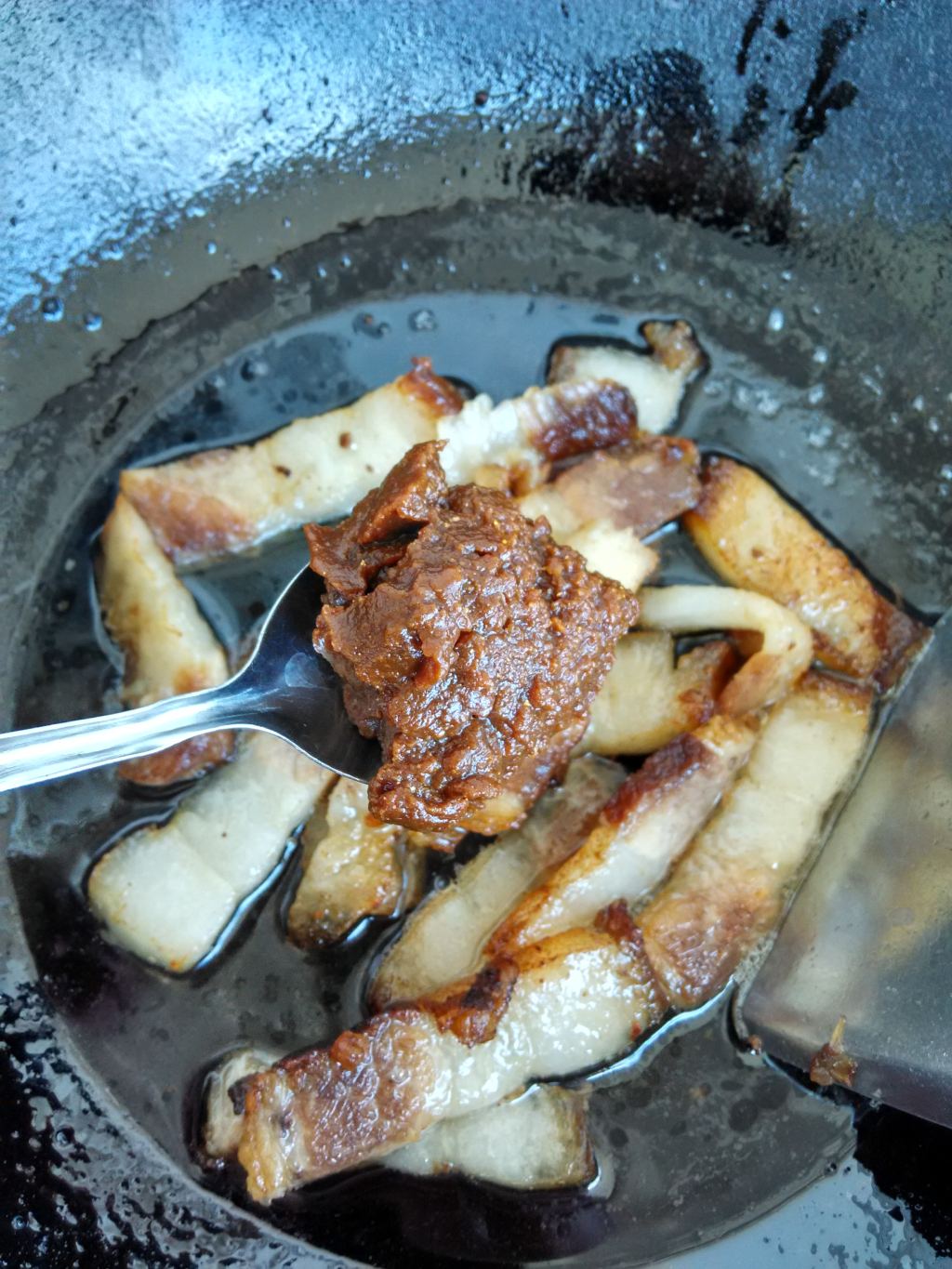 回锅肉炒绿龙豆角步骤5