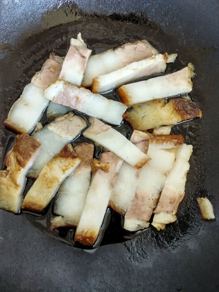 回锅肉炒绿龙豆角步骤3