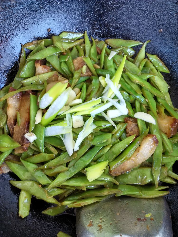 回锅肉炒绿龙豆角步骤9