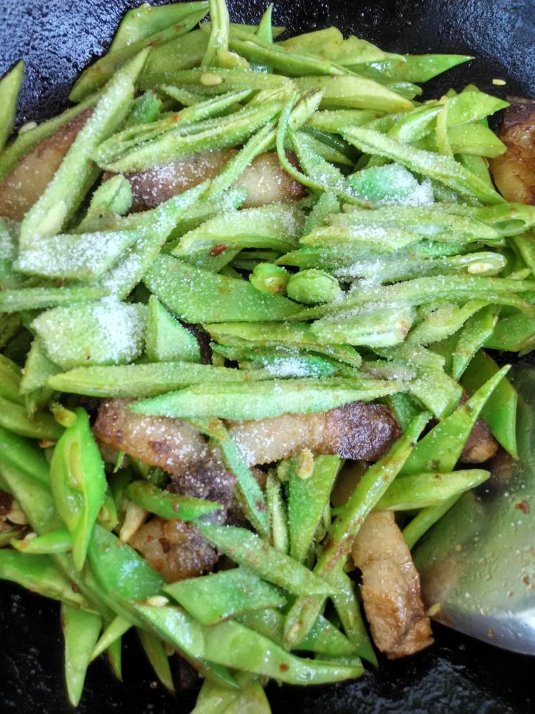 回锅肉炒绿龙豆角步骤8