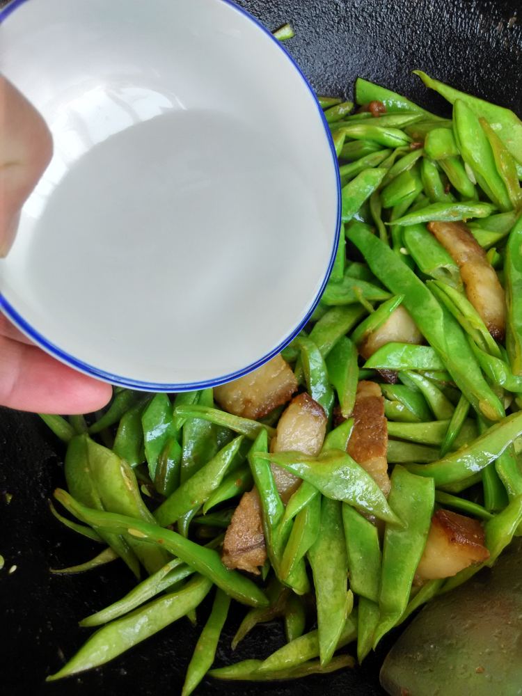 回锅肉炒绿龙豆角步骤7