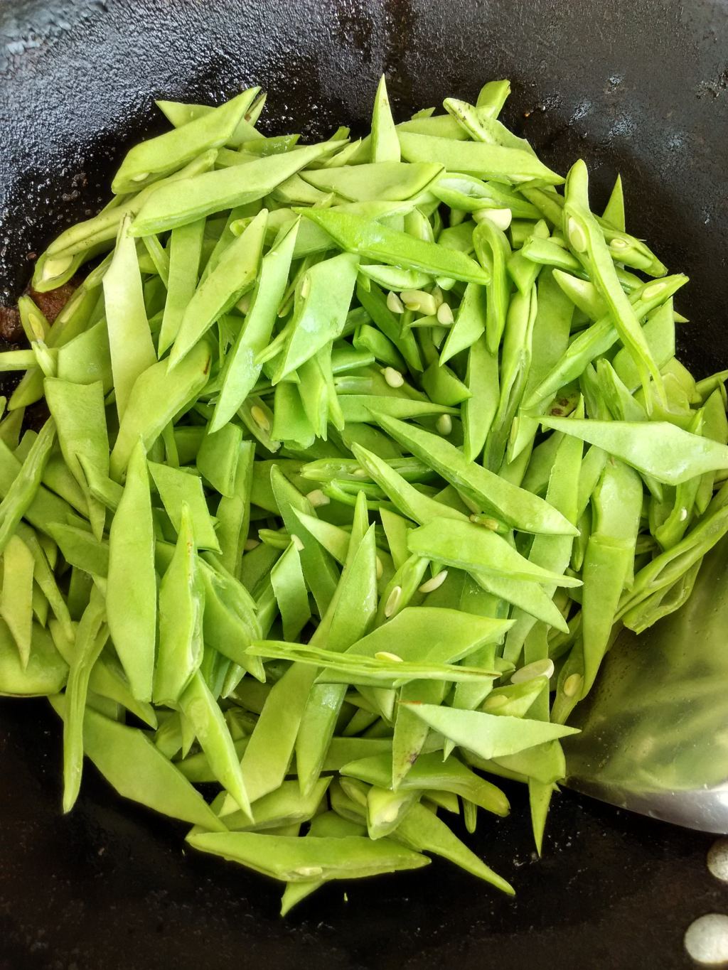 回锅肉炒绿龙豆角步骤6
