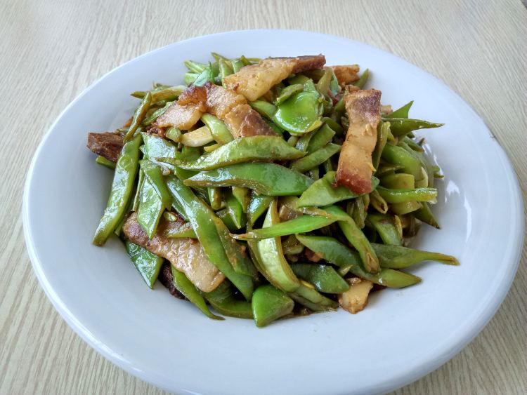回锅肉炒绿龙豆角步骤10