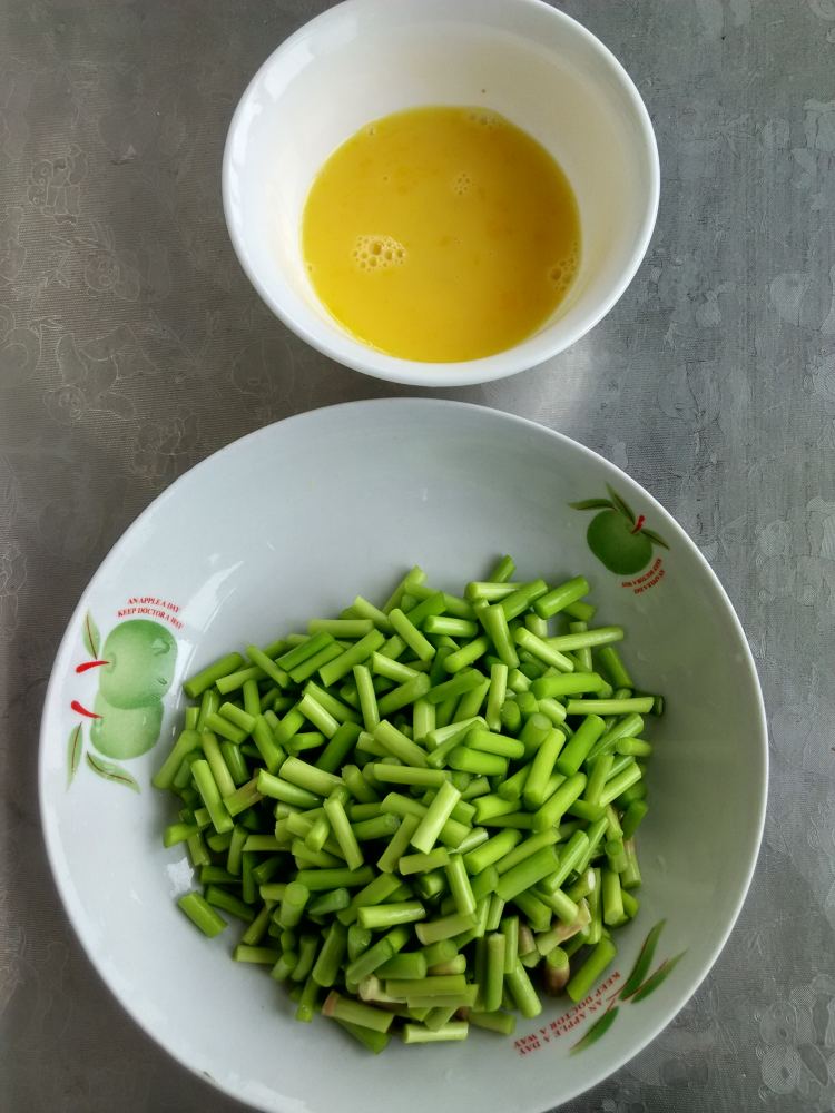蒜苔花生米炒鸡蛋步骤2