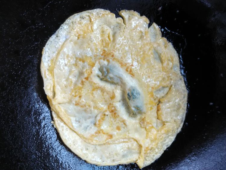 蒜苔花生米炒鸡蛋步骤3
