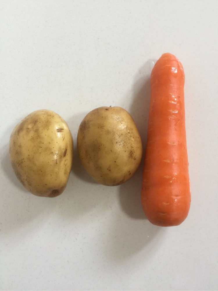 蒜香胡萝卜土豆条步骤1