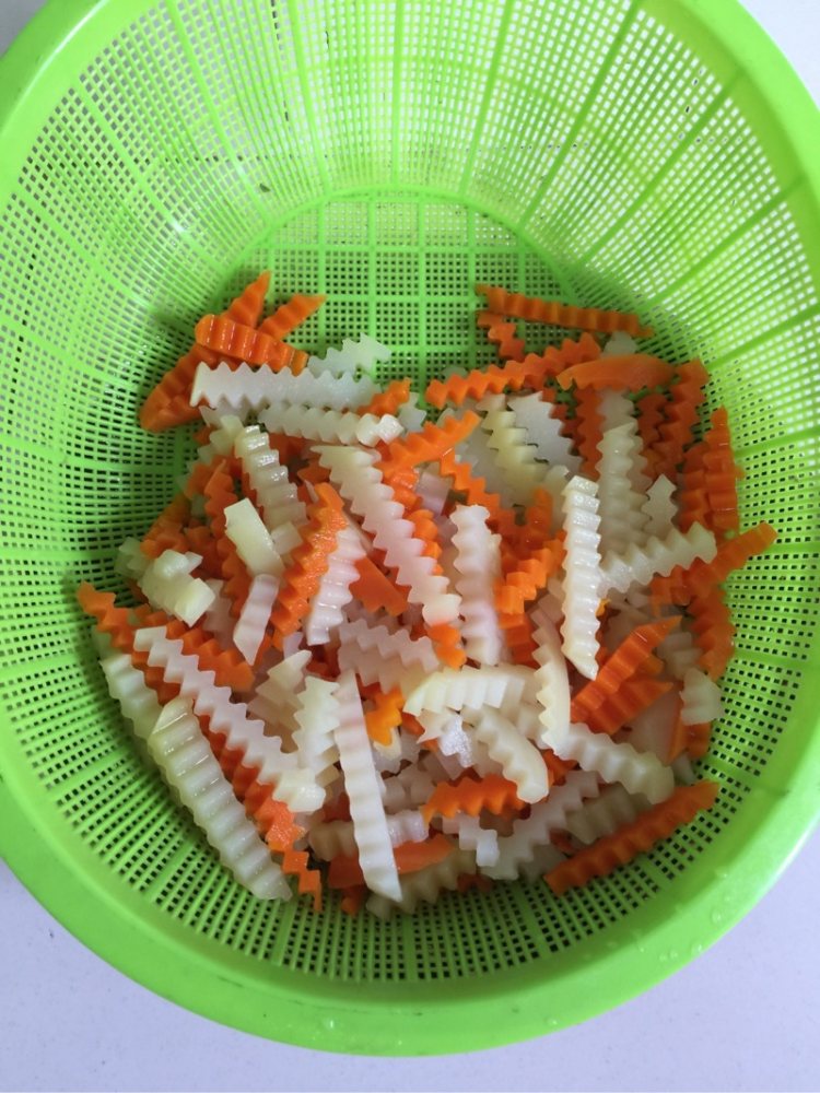 蒜香胡萝卜土豆条步骤6