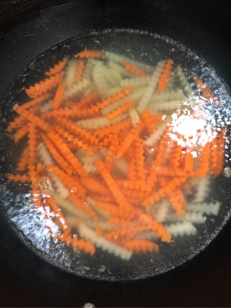 蒜香胡萝卜土豆条步骤4