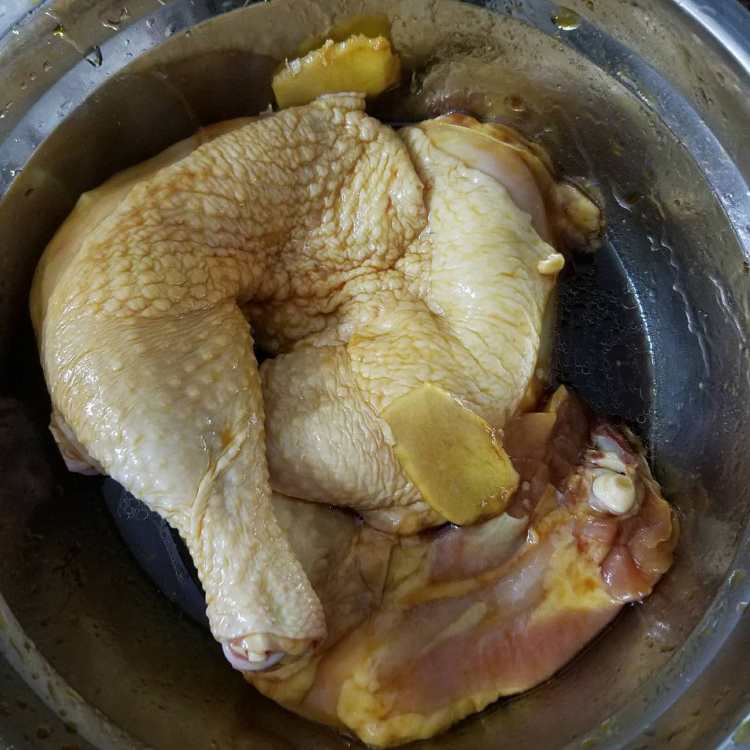 电饭煲焗鸡腿步骤2