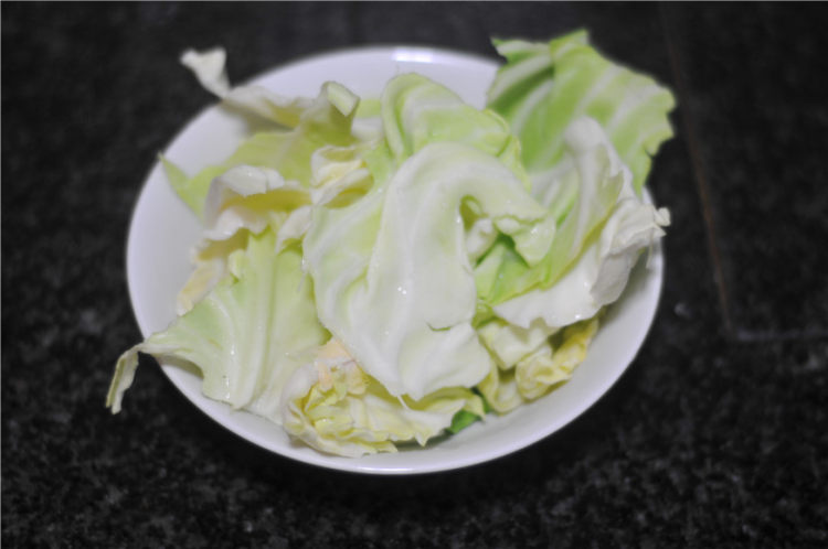 爆炒手撕包菜步骤2