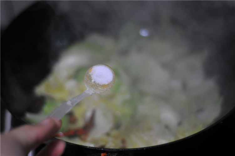 爆炒手撕包菜步骤6