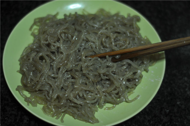 红薯粉版蚂蚁上树步骤1