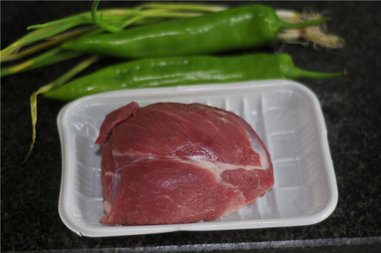 辣椒炒肉步骤1