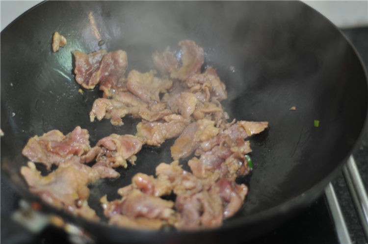 辣椒炒肉步骤3