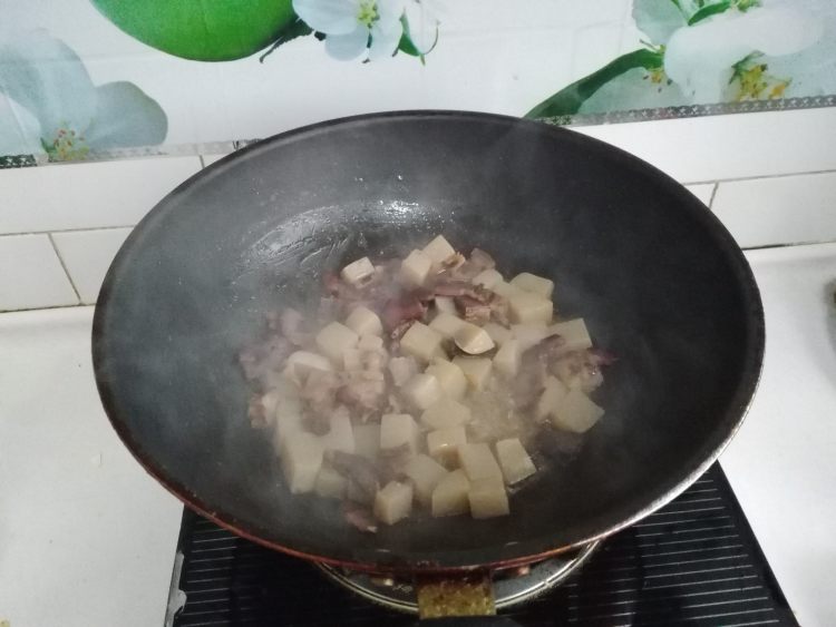 腊肠魔芋烧黄瓜步骤3
