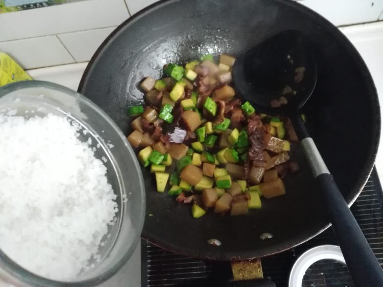 腊肠魔芋烧黄瓜步骤6