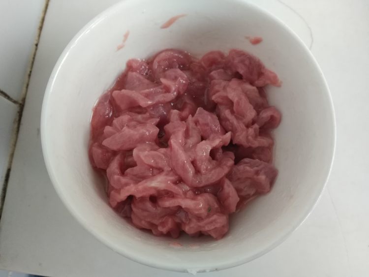 肉丝炒花生芽步骤2