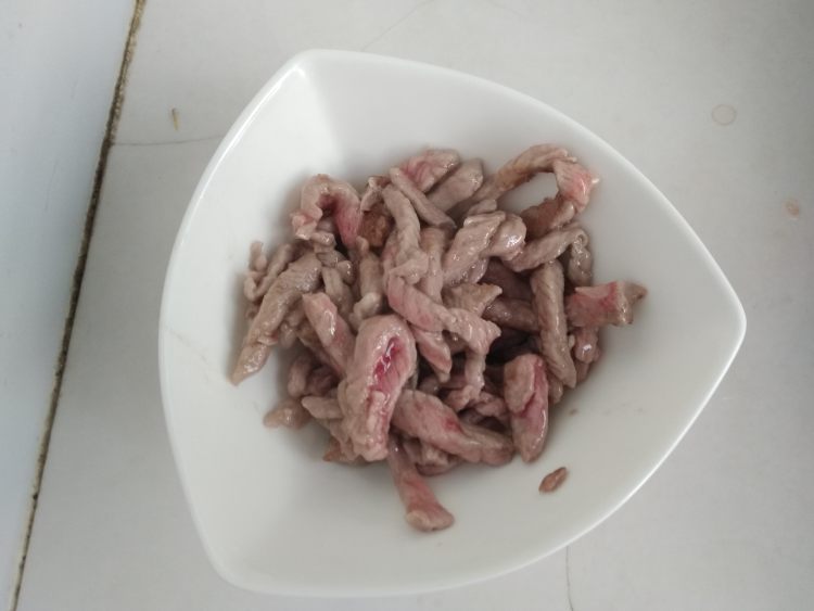 肉丝炒花生芽步骤3
