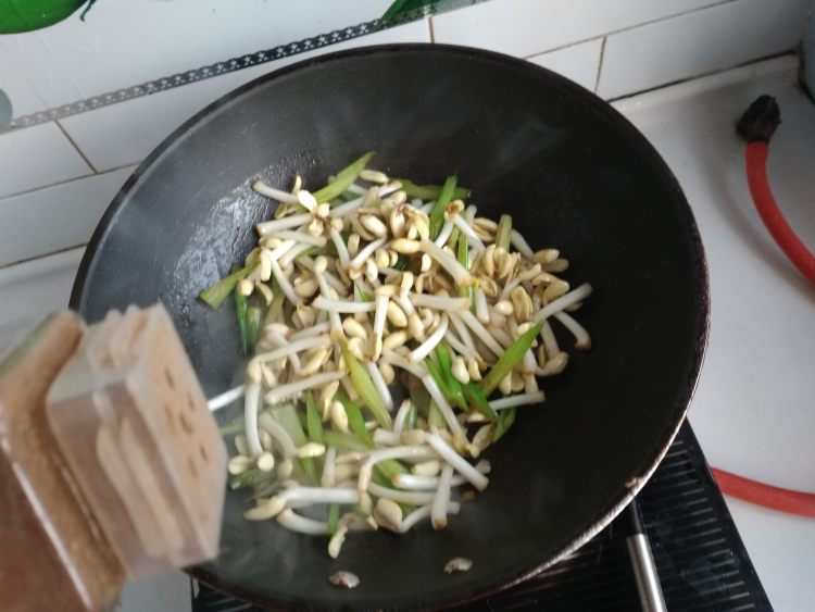 肉丝炒花生芽步骤6