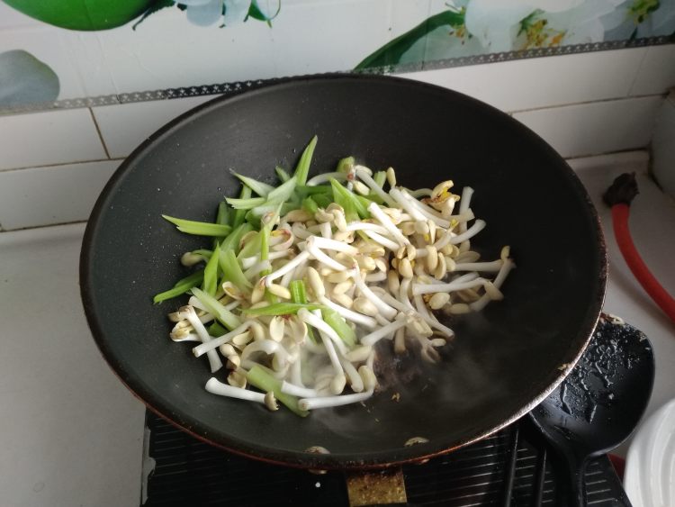 肉丝炒花生芽步骤5
