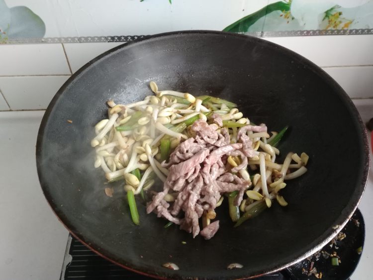 肉丝炒花生芽步骤7