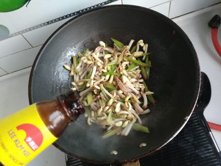 肉丝炒花生芽步骤8