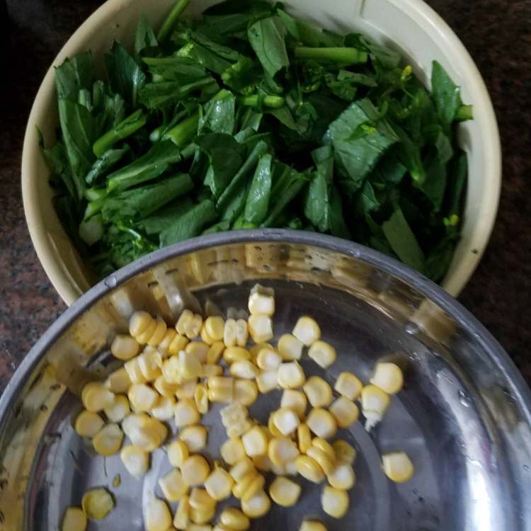 菜心玉米炒饭步骤2