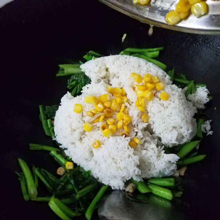 菜心玉米炒饭步骤7
