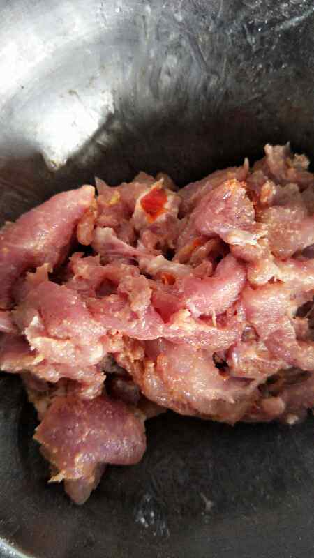 绿豆芽炒肉步骤2
