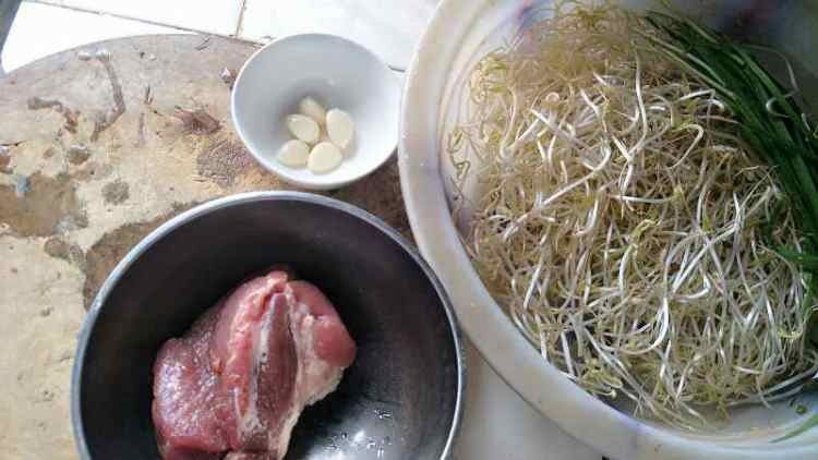 绿豆芽炒肉步骤1