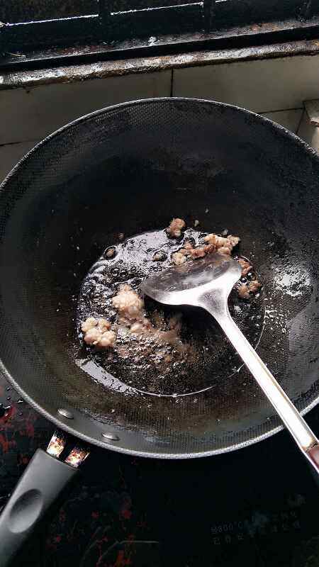 绿豆芽炒肉步骤6