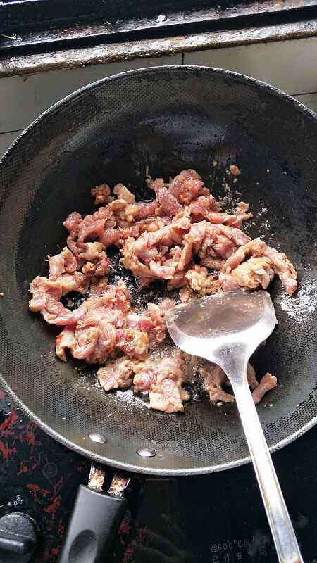 绿豆芽炒肉步骤7