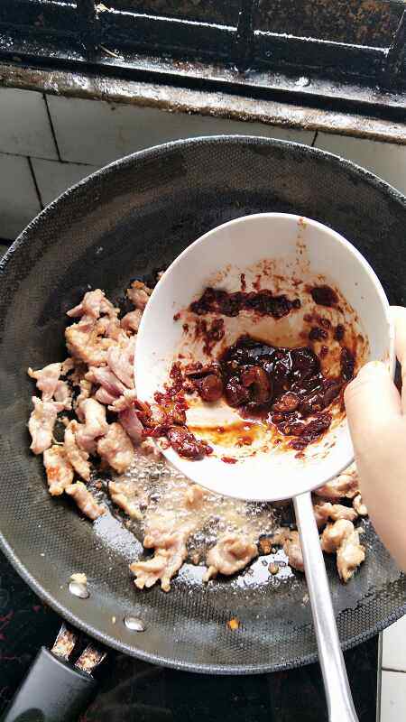 绿豆芽炒肉步骤8